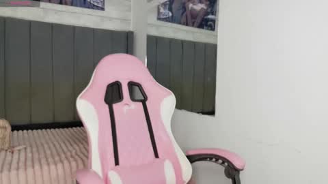 Snapshot of aida_princess chatting on 10.25.25 Aida online show from 10.25.25