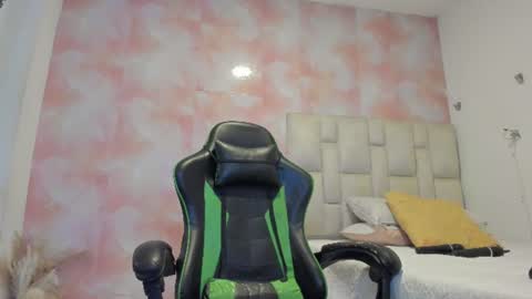 Snapshot of aida_rose chatting on 06.19.26 karoline online show from 06.19.26