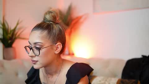 Snapshot of aileenaxa chatting on 10.09.25 Aileen online show from 10.09.25