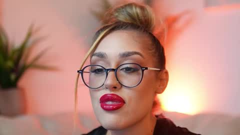 Snapshot of aileenaxa chatting on 10.20.25 Aileen online show from 10.20.25