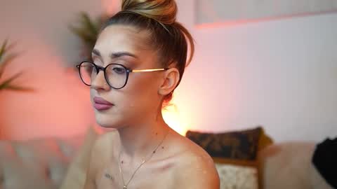 Snapshot of aileenaxa chatting on 11.13.25 Aileen online show from 11.13.25