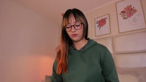 Aily Yozuko online show from 10.17.25