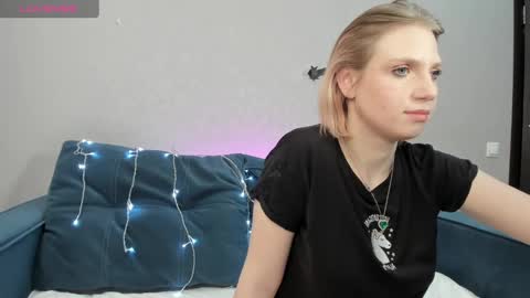 Snapshot of aina_faina chatting on 12.28.24 Aina online show from 12.28.24