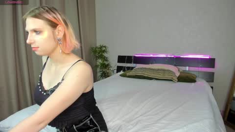 Snapshot of aina_faina chatting on 12.29.24 Aina online show from 12.29.24