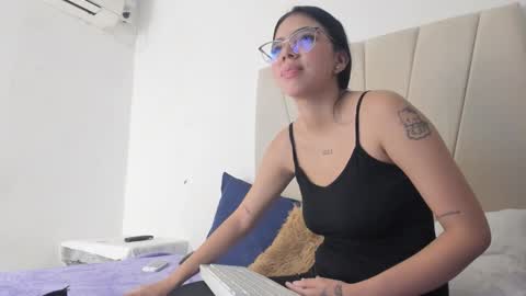 Snapshot of ainoa_pink chatting on 10.11.25 Ainoa online show from 10.11.25