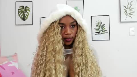 Snapshot of aisha_w10 chatting on 03.04.25 Aisha online show from 03.04.25