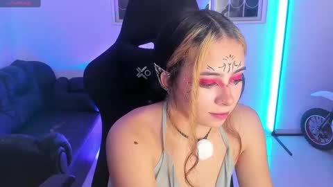 Snapshot of aishelyng20 chatting on 10.07.25 aishelyng20 online show from 10.07.25