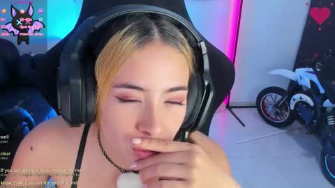 Snapshot of aishelyng20 chatting on 10.24.25 aishelyng20 online show from 10.24.25