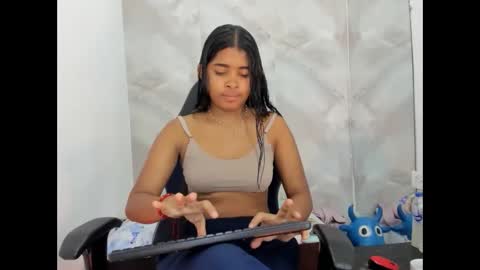 Snapshot of aitanacortes chatting on 10.12.25 aitana online show from 10.12.25