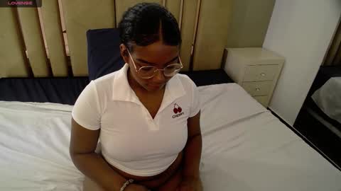 Snapshot of aitanav chatting on 09.20.25 Aitana online show from 09.20.25