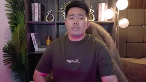 Snapshot of akihiro_morningstar chatting on 12.19.25 Dave online show from 12.19.25