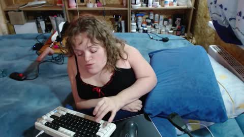 Snapshot of akindmodel chatting on 09.30.25 Natalie online show from 09.30.25