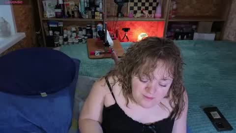 Snapshot of akindmodel chatting on 11.08.25 Natalie online show from 11.08.25