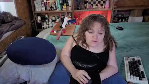 Snapshot of akindmodel chatting on 11.15.25 Natalie online show from 11.15.25