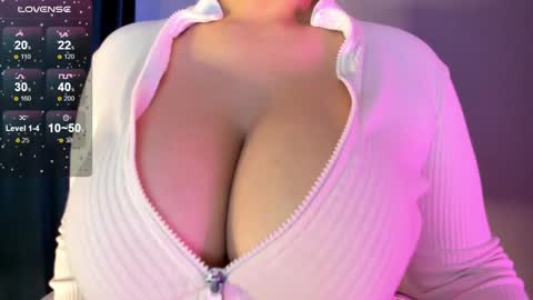 Snapshot of akura_01 chatting on 10.13.25 Akura is here 3 online show from 10.13.25