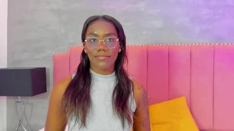 Snapshot of alaia_colins chatting on 11.08.25 alaia_colins online show from 11.08.25