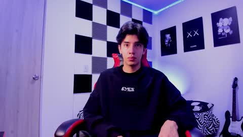 Snapshot of alan_boy01 chatting on 10.05.25 Alan Boy online show from 10.05.25