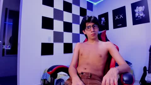 Snapshot of alan_boy01 chatting on 10.09.25 Alan Boy online show from 10.09.25