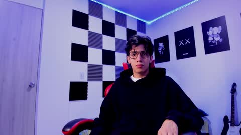 Snapshot of alan_boy01 chatting on 10.10.25 Alan Boy online show from 10.10.25