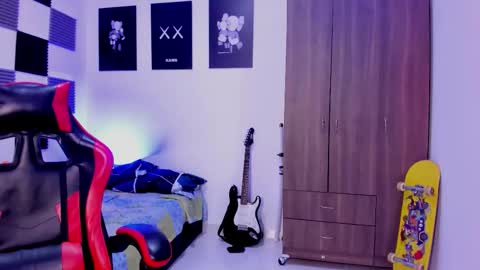 Snapshot of alan_boy01 chatting on 10.11.25 Alan Boy online show from 10.11.25