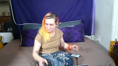 Snapshot of alani_trangirl chatting on 10.11.25 Alani online show from 10.11.25