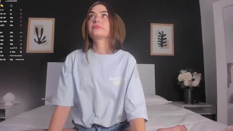 Snapshot of alannarusselll chatting on 10.29.25 Alanna Cute Russell online show from 10.29.25