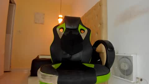 Snapshot of alantrickz365 chatting on 10.22.25 alantrickz365 online show from 10.22.25