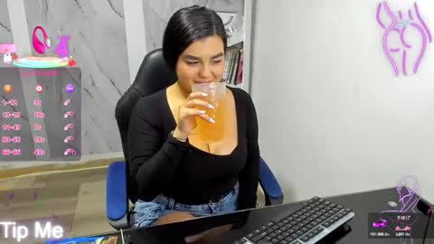 Snapshot of alayasmile chatting on 10.14.25 Alaya online show from 10.14.25