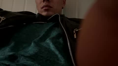 Snapshot of albe971088 chatting on 01.05.25 camiik online show from 01.05.25