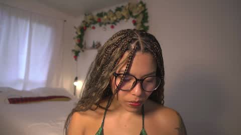Snapshot of alejandra_kiss98 chatting on 01.05.25 O.F alejandra h1998 stream 300 pm - 1100 pm online show from 01.05.25
