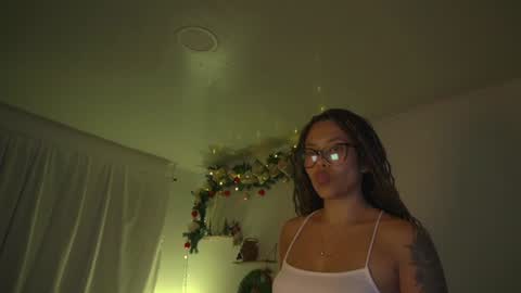 Snapshot of alejandra_kiss98 chatting on 01.08.25 O.F alejandra h1998 stream 300 pm - 1100 pm online show from 01.08.25