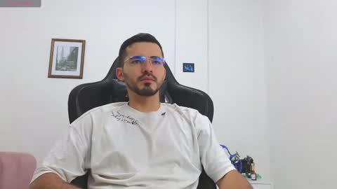 Snapshot of alejandroo_7 chatting on 10.25.25 alejandroo_7 online show from 10.25.25