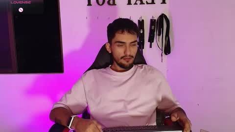 Snapshot of alekruizx chatting on 10.01.25 Alek online show from 10.01.25