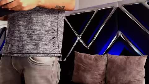 Snapshot of alekruizx chatting on 11.07.25 Alek online show from 11.07.25