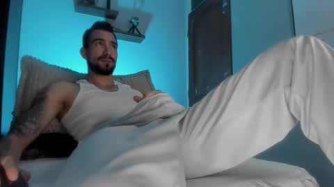 Snapshot of alessandro_dibellucci chatting on 10.23.25 Kciqu3 Independent model online show from 10.23.25