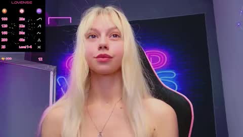 Snapshot of alessiacroft chatting on 10.10.25 alessiacroft online show from 10.10.25