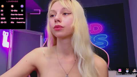 Snapshot of alessiacroft chatting on 10.13.25 alessiacroft online show from 10.13.25