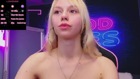 Snapshot of alessiacroft chatting on 10.23.25 alessiacroft online show from 10.23.25