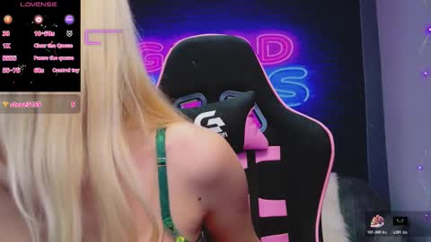 Snapshot of alessiacroft chatting on 11.05.25 alessiacroft online show from 11.05.25