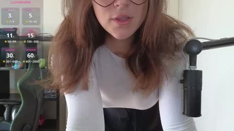 Snapshot of alexa_dream chatting on 10.08.25 dont be afraid to click social media link its working just click on that online show from 10.08.25