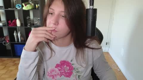 Snapshot of alexa_dream chatting on 10.15.25 dont be afraid to click social media link its working just click on that online show from 10.15.25