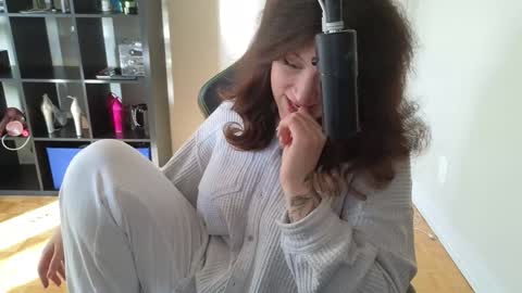 Snapshot of alexa_dream chatting on 10.22.25 dont be afraid to click social media link its working just click on that online show from 10.22.25