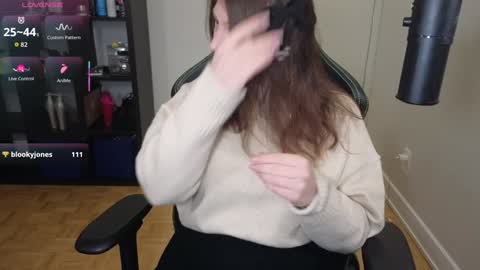 Snapshot of alexa_dream chatting on 11.06.25 dont be afraid to click social media link its working just click on that online show from 11.06.25