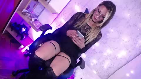 alexaavandercloude online show from 04.16.26