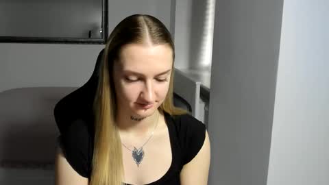 Snapshot of alexafragile chatting on 11.12.25 Alexa online show from 11.12.25