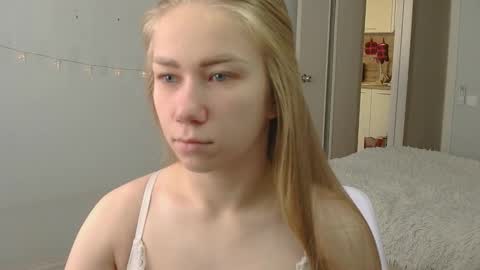 Snapshot of alexarti chatting on 10.12.25 Alex online show from 10.12.25