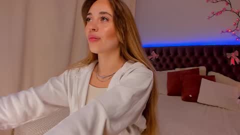 Snapshot of alexawilds chatting on 10.04.25 AlexaWilds online show from 10.04.25