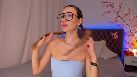 Snapshot of alexawilds chatting on 10.26.25 AlexaWilds online show from 10.26.25