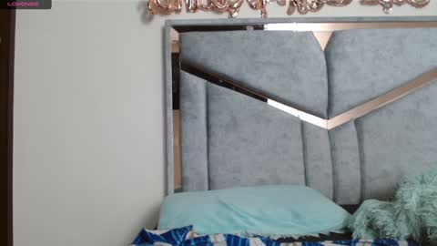 Snapshot of alexvsluisa chatting on 12.20.24 alex y luisa online show from 12.20.24