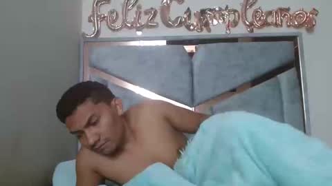 Snapshot of alexvsluisa chatting on 01.07.25 alex y luisa online show from 01.07.25